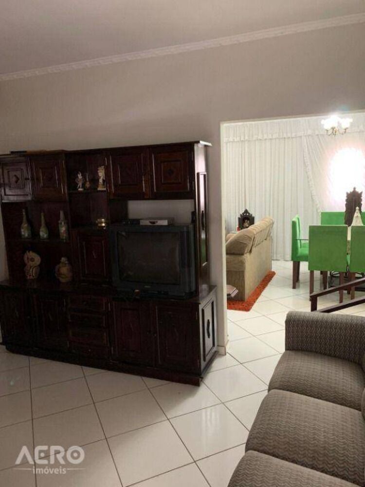 Casa à venda com 3 quartos, 226m² - Foto 4