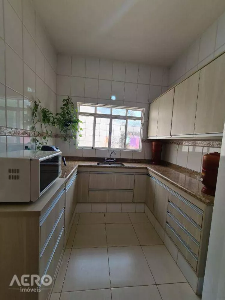 Casa à venda com 4 quartos, 215m² - Foto 2