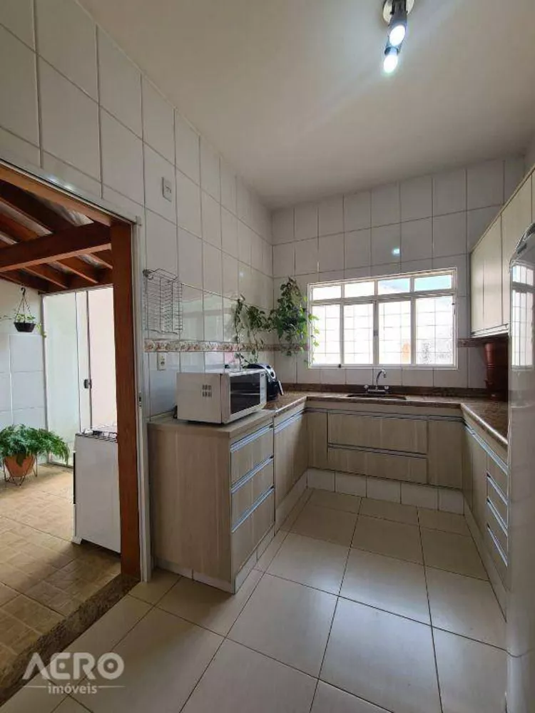 Casa à venda com 4 quartos, 215m² - Foto 5