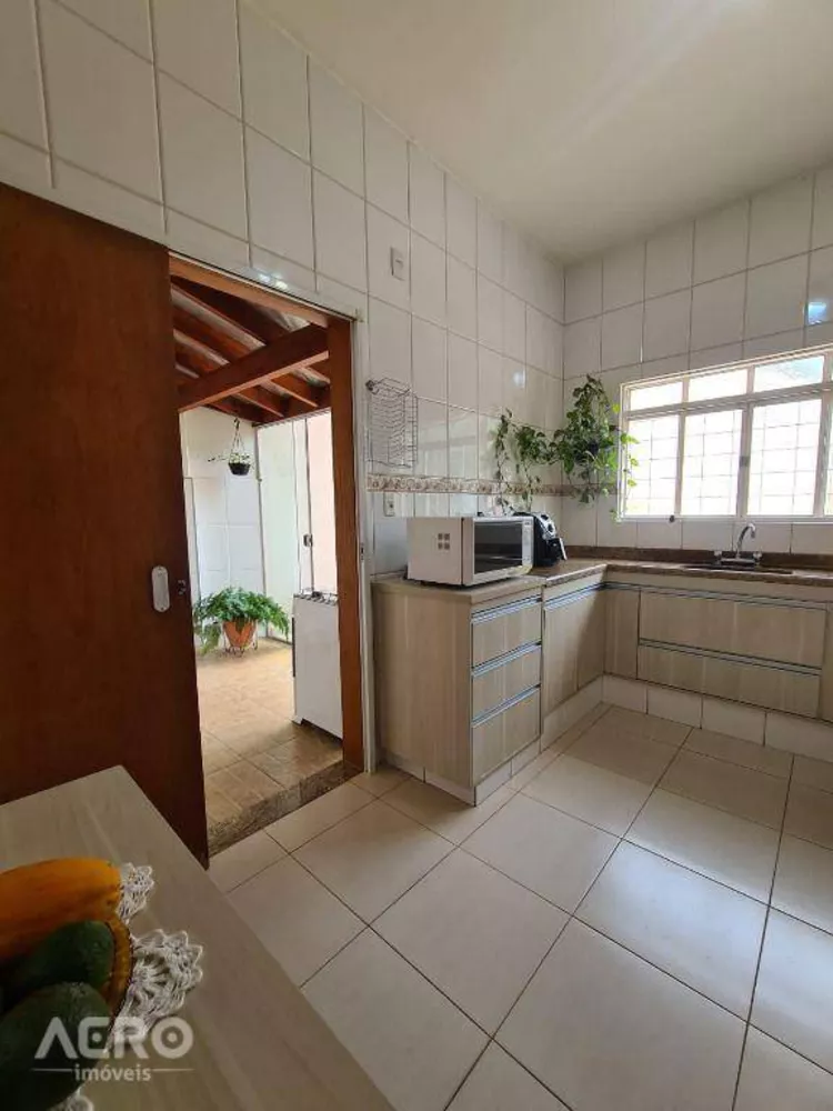 Casa à venda com 4 quartos, 215m² - Foto 4