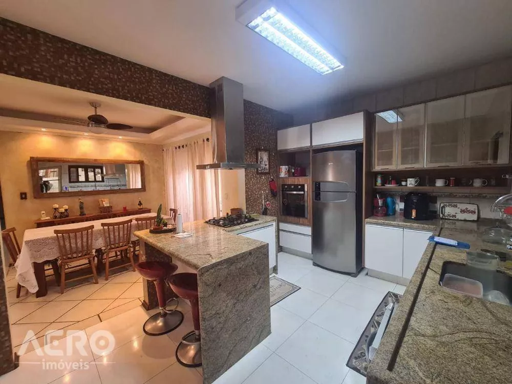 Casa de Condomínio à venda com 3 quartos, 210m² - Foto 1