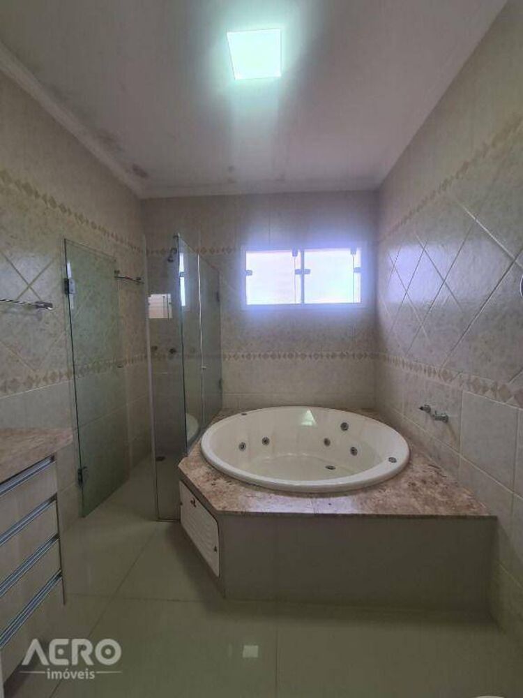 Casa à venda e aluguel com 4 quartos, 450m² - Foto 2