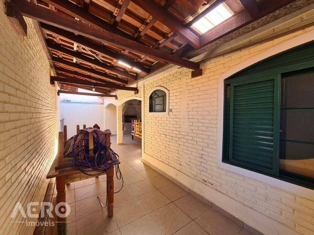 Casa à venda com 3 quartos, 214m² - Foto 3