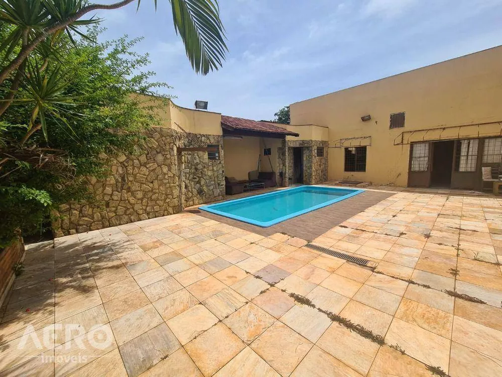 Casa à venda com 3 quartos, 341m² - Foto 1