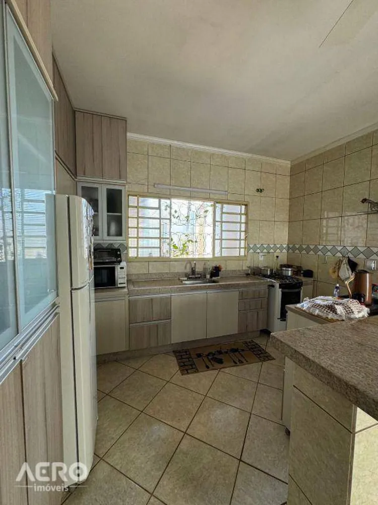 Casa, 4 quartos, 206 m² - Foto 1