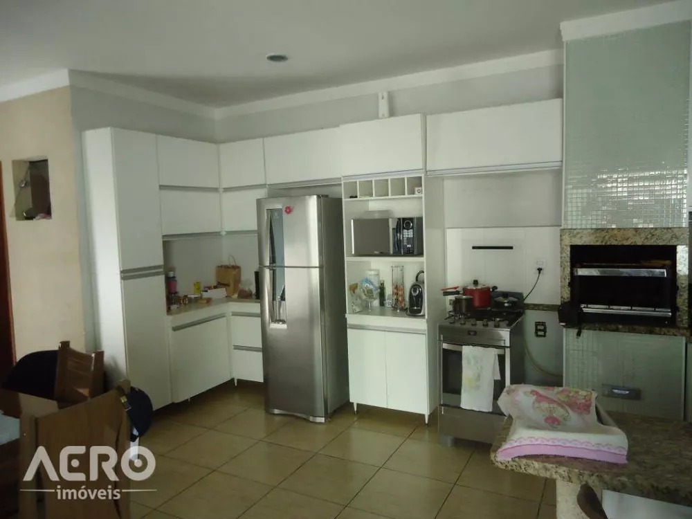 Casa à venda com 3 quartos, 180m² - Foto 4