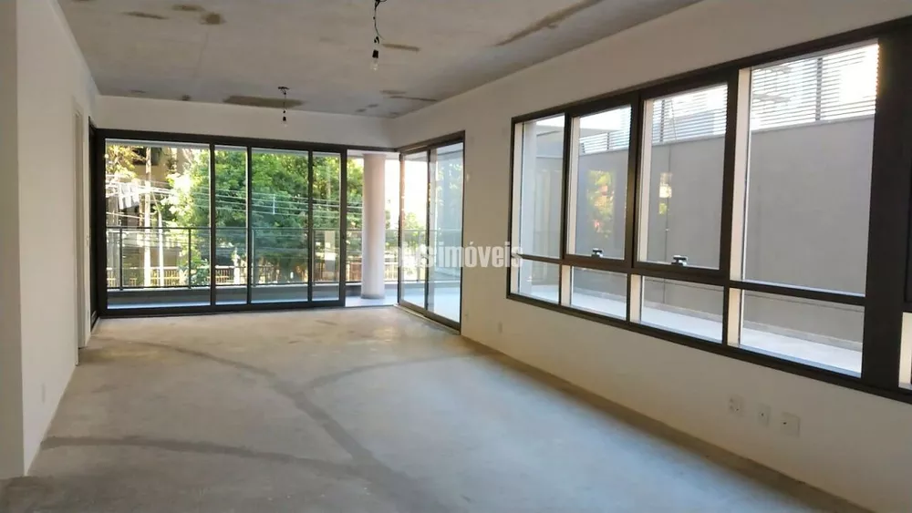 Apartamento à venda com 3 quartos, 216m² - Foto 1