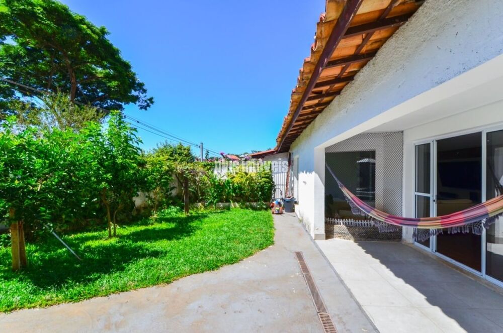 Casa à venda com 4 quartos, 360m² - Foto 1