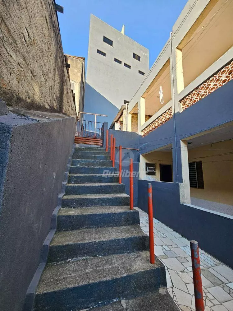 Casa à venda com 6 quartos, 248m² - Foto 2