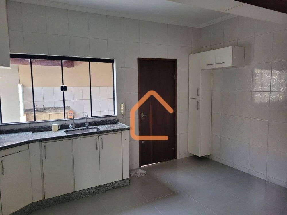 Casa à venda com 4 quartos, 192m² - Foto 1