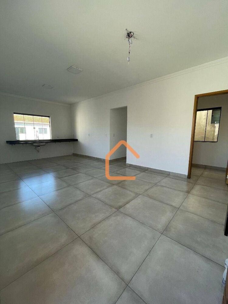 Casa à venda com 3 quartos, 99m² - Foto 1