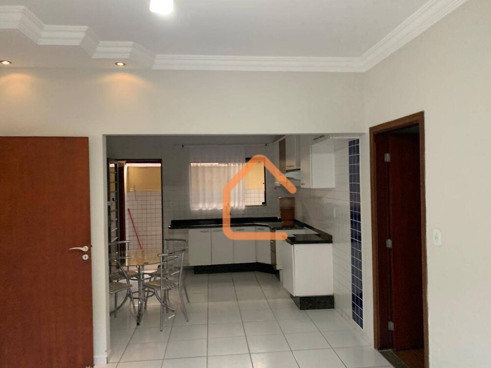 Casa à venda com 3 quartos, 220m² - Foto 1