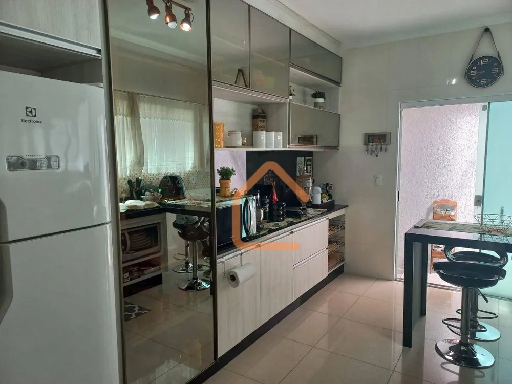 Casa, 5 quartos, 240 m² - Foto 1