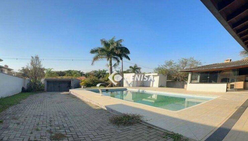 Casa à venda e aluguel com 3 quartos, 272m² - Foto 1