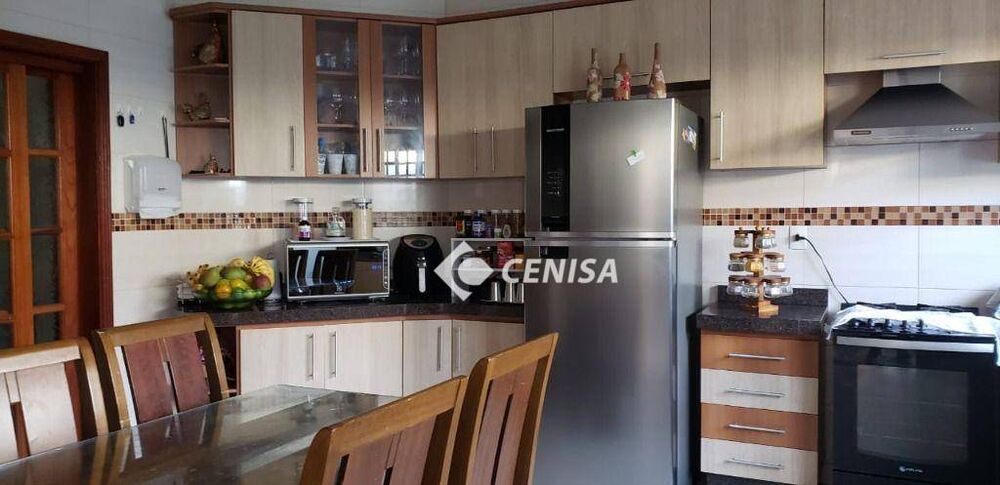 Casa à venda com 3 quartos, 259m² - Foto 1