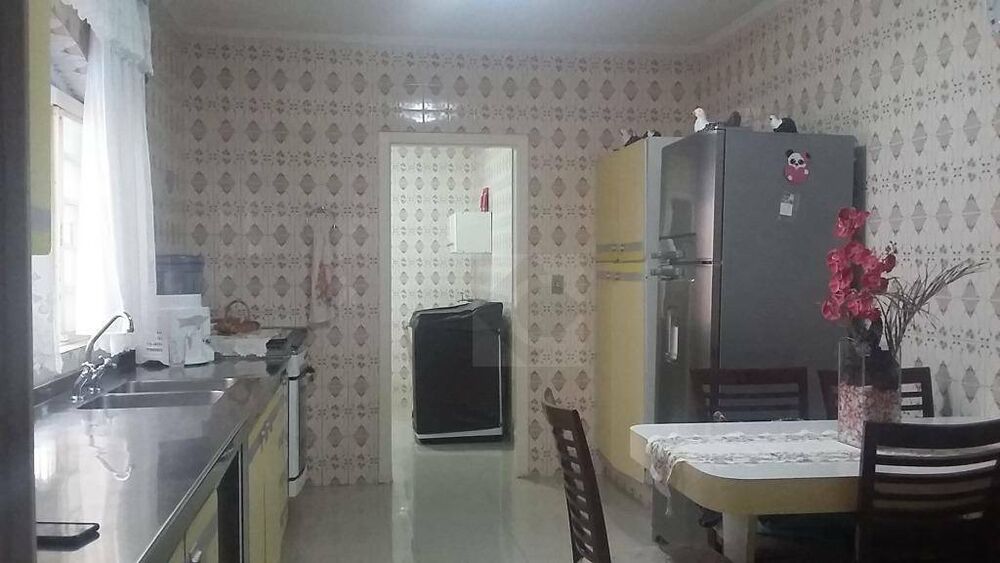 Casa à venda com 4 quartos, 245m² - Foto 1