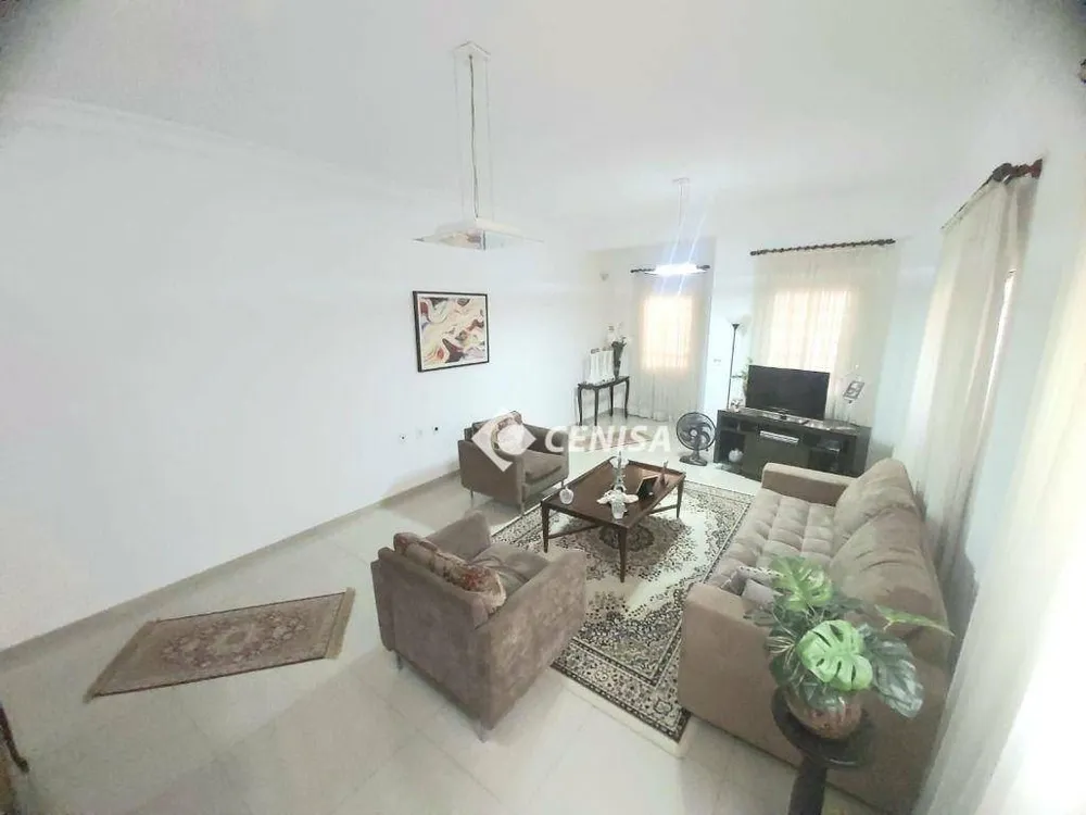 Casa, 3 quartos, 228 m² - Foto 1