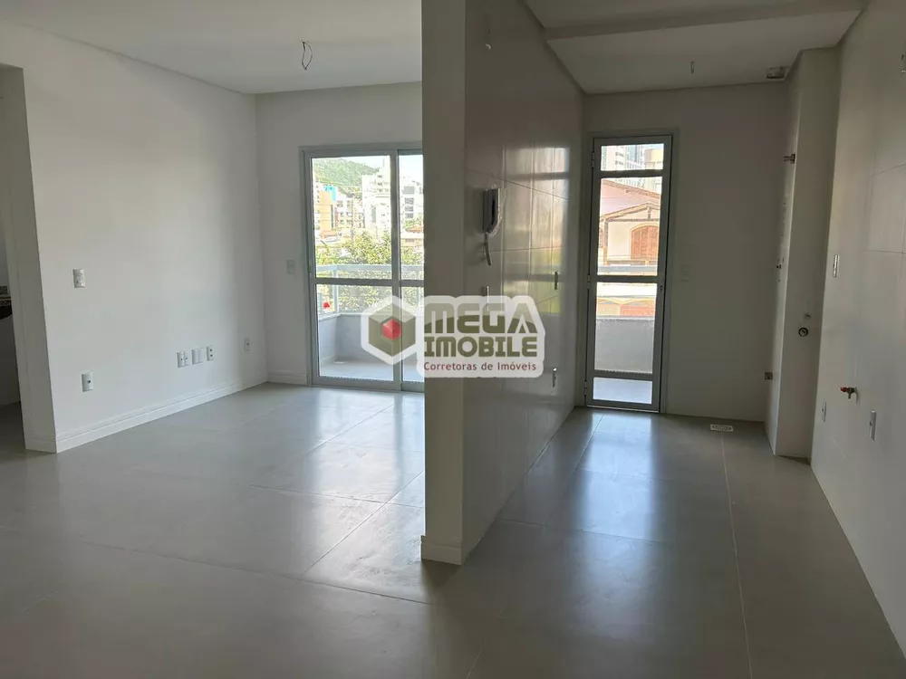 Apartamento à venda com 2 quartos, 70m² - Foto 2