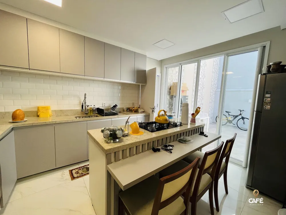 Casa, 4 quartos, 242 m² - Foto 1