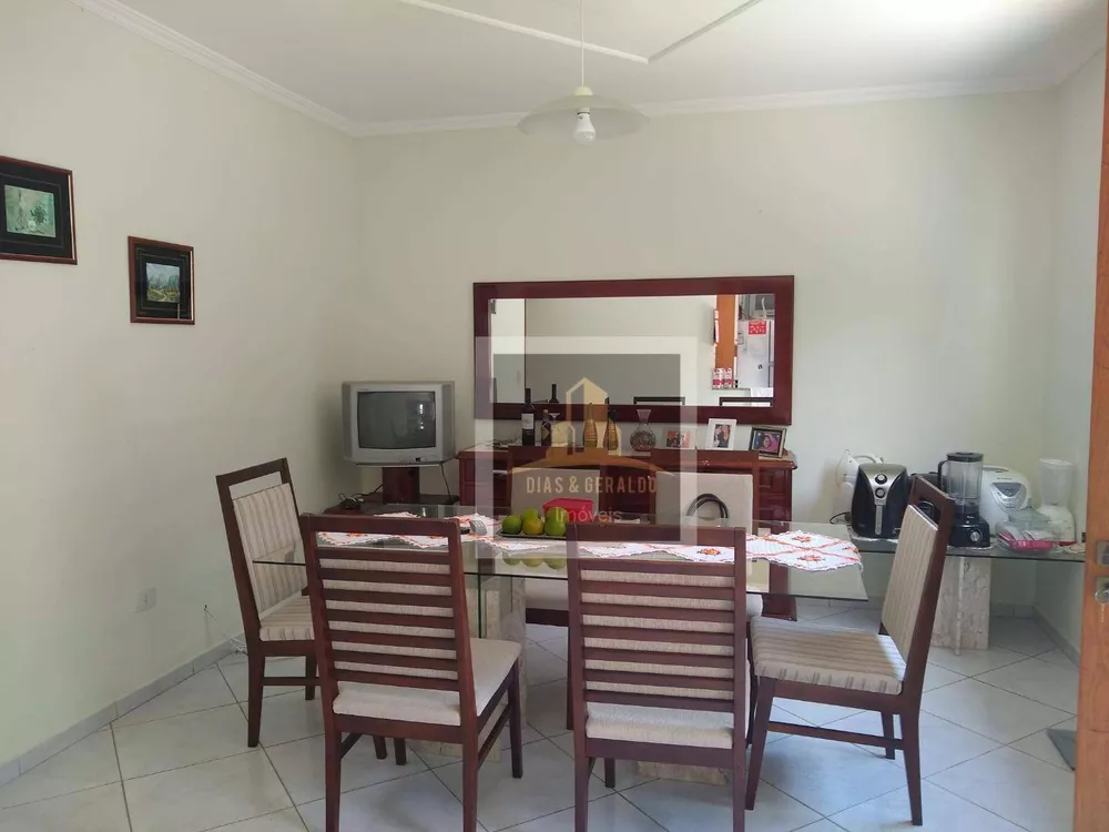 Casa, 4 quartos, 220 m² - Foto 1