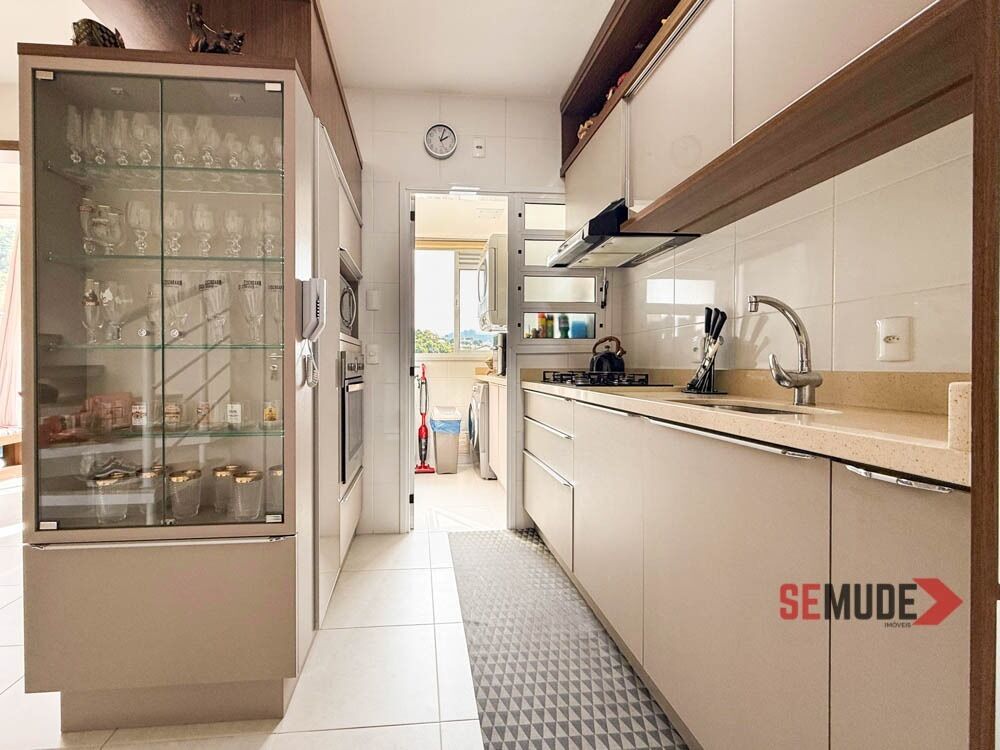 Apartamento à venda com 3 quartos, 121m² - Foto 2