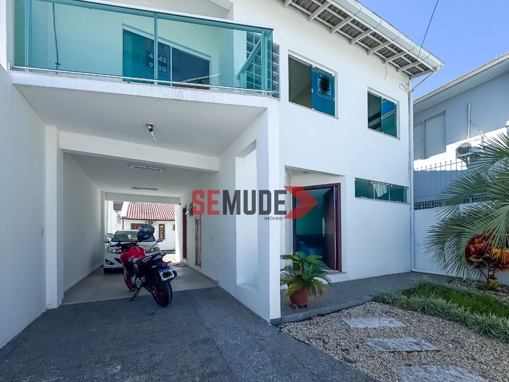 Casa à venda com 4 quartos, 238m² - Foto 1