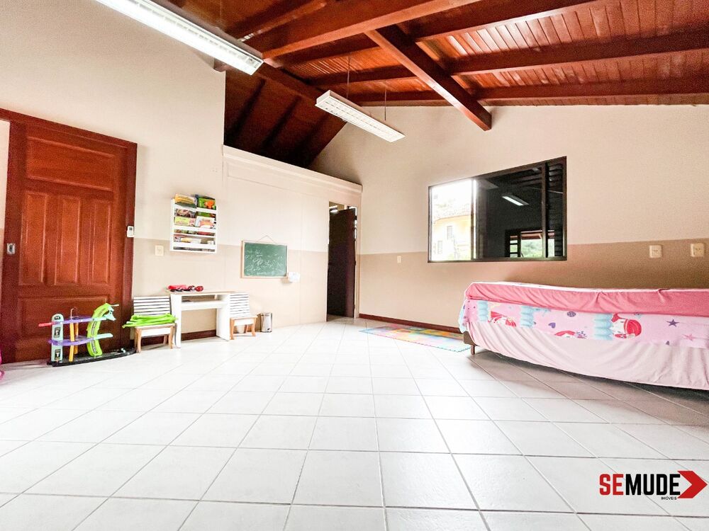 Casa à venda com 4 quartos, 396m² - Foto 1