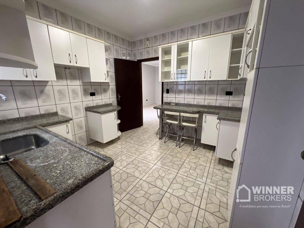 Casa à venda com 3 quartos, 240m² - Foto 3