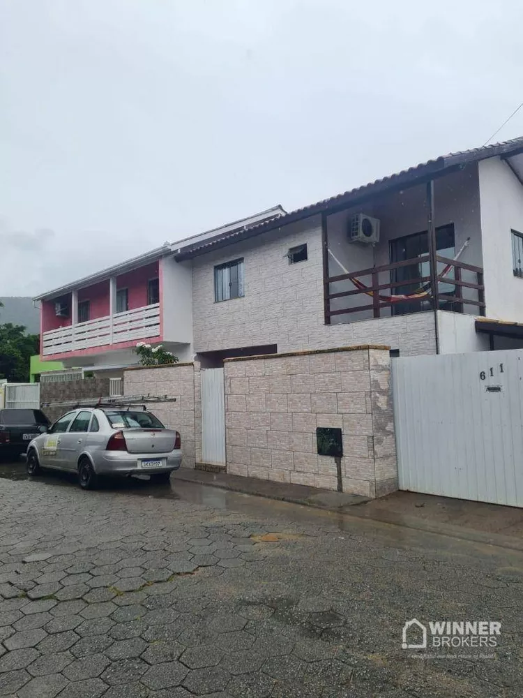 Casa à venda com 8 quartos, 300m² - Foto 2