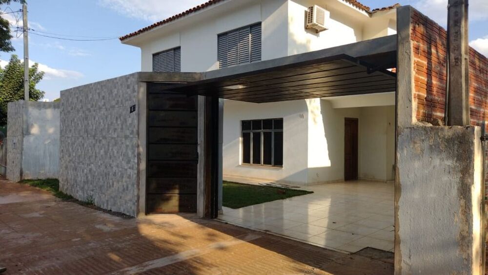 Sobrado à venda com 4 quartos, 200m² - Foto 1