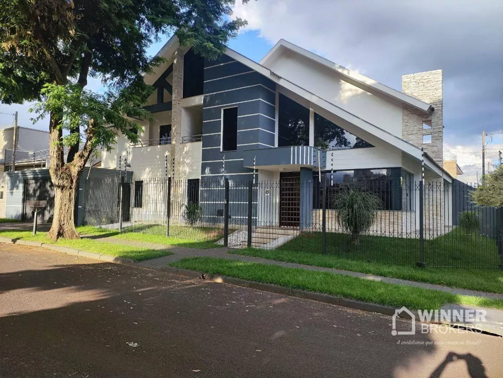 Sobrado à venda com 4 quartos, 329m² - Foto 1