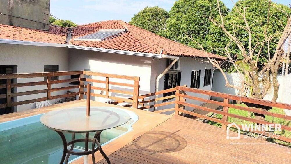 Casa à venda com 4 quartos, 250m² - Foto 1
