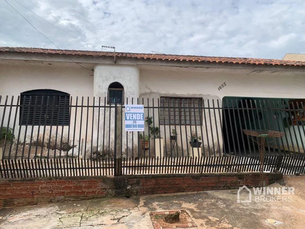 Casa à venda com 5 quartos, 219m² - Foto 1