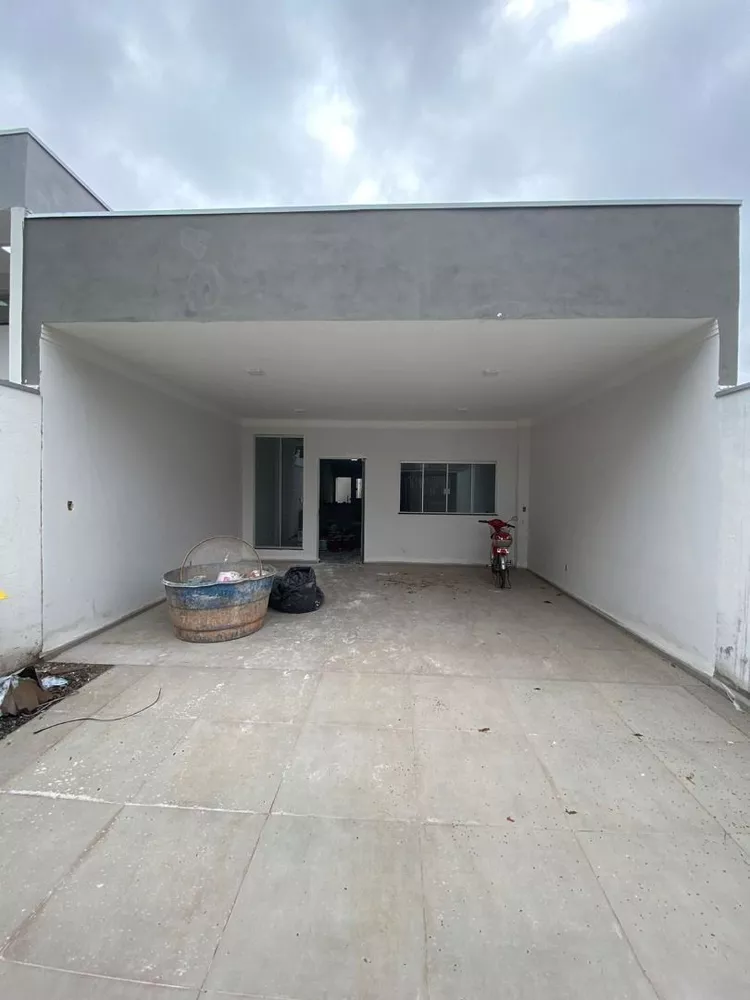 Casa à venda com 3 quartos, 105m² - Foto 1