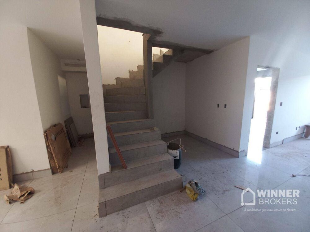 Sobrado para alugar com 3 quartos, 200m² - Foto 1