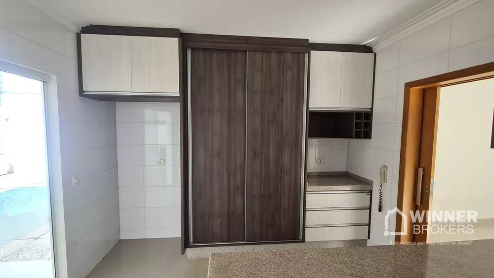 Casa de Condomínio à venda com 3 quartos, 240m² - Foto 2