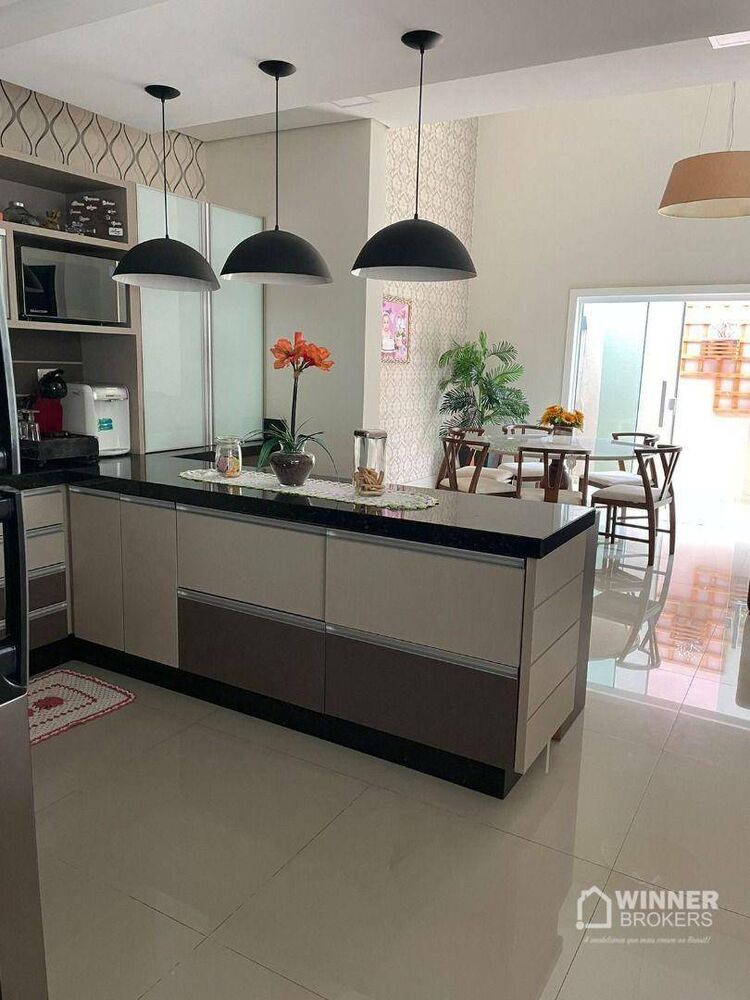 Casa à venda com 4 quartos, 270m² - Foto 1