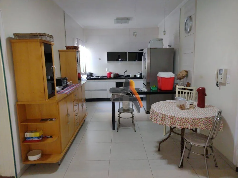 Casa, 4 quartos, 258 m² - Foto 1