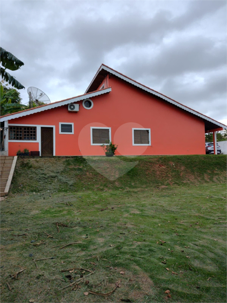 Chácara à venda com 3 quartos, 309m² - Foto 1
