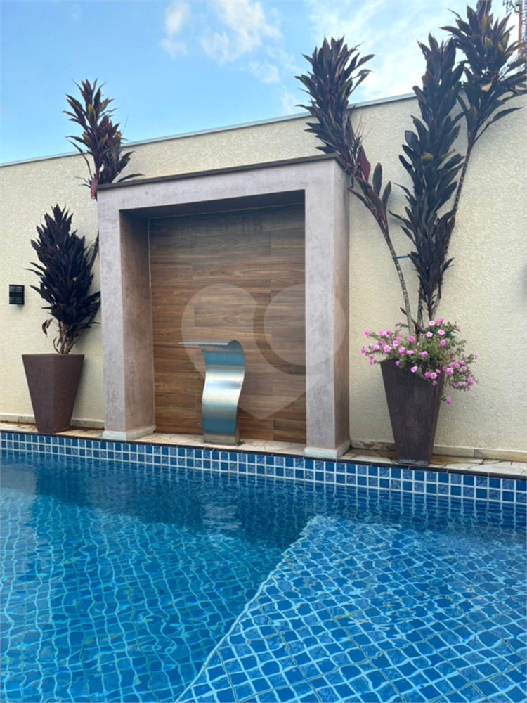 Casa à venda com 3 quartos, 234m² - Foto 1
