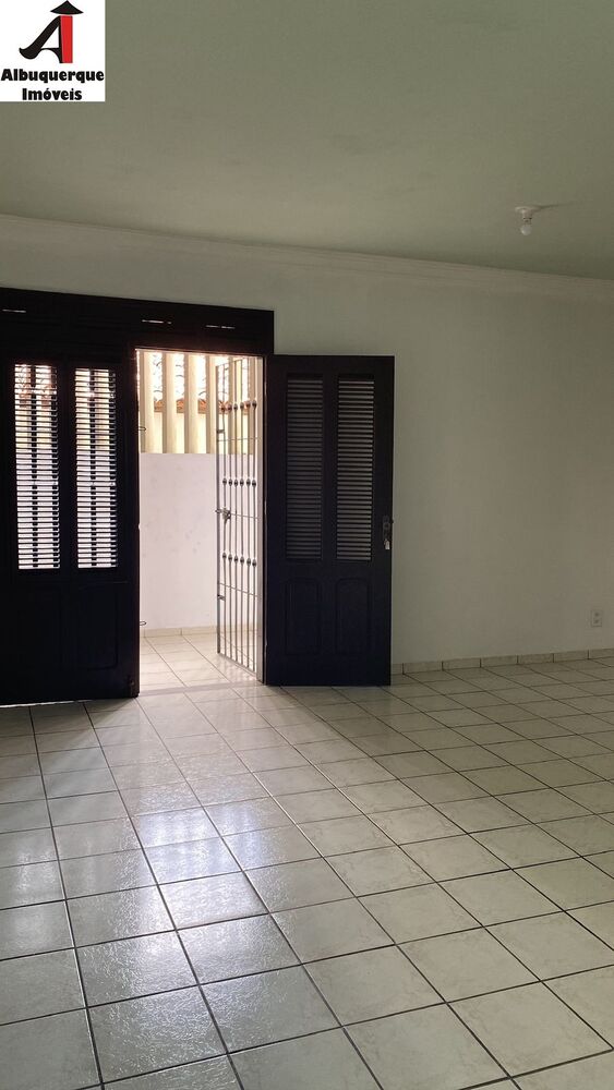 Casa à venda e aluguel com 4 quartos, 300m² - Foto 2