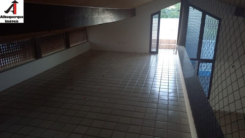 Casa à venda com 5 quartos, 1800m² - Foto 2