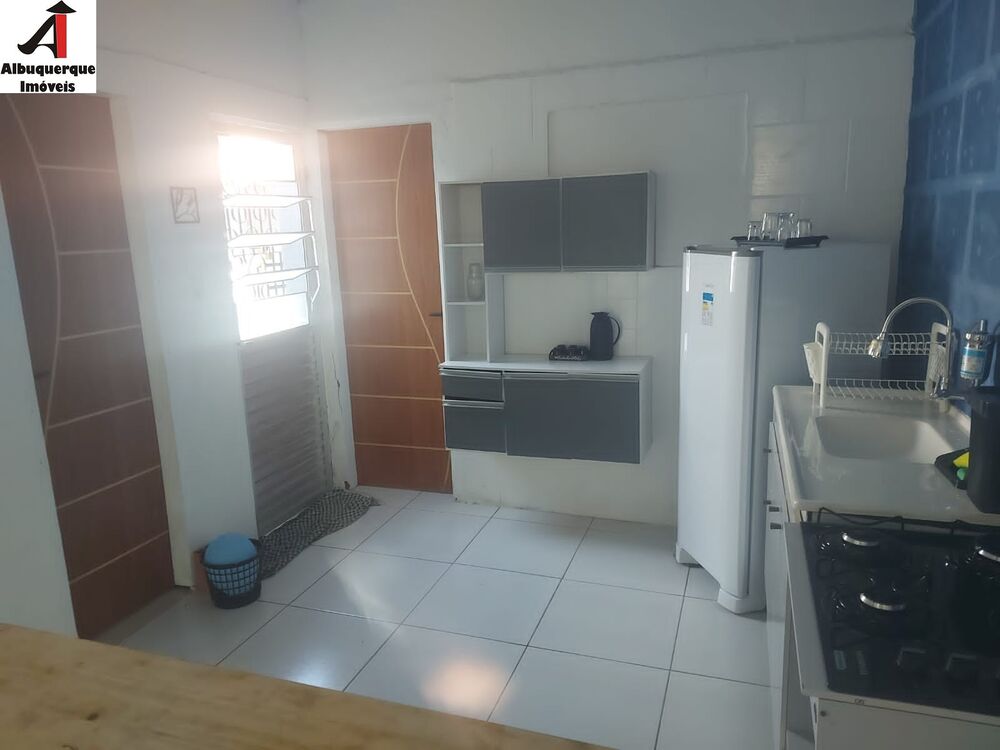 Casa à venda com 2 quartos, 140m² - Foto 2
