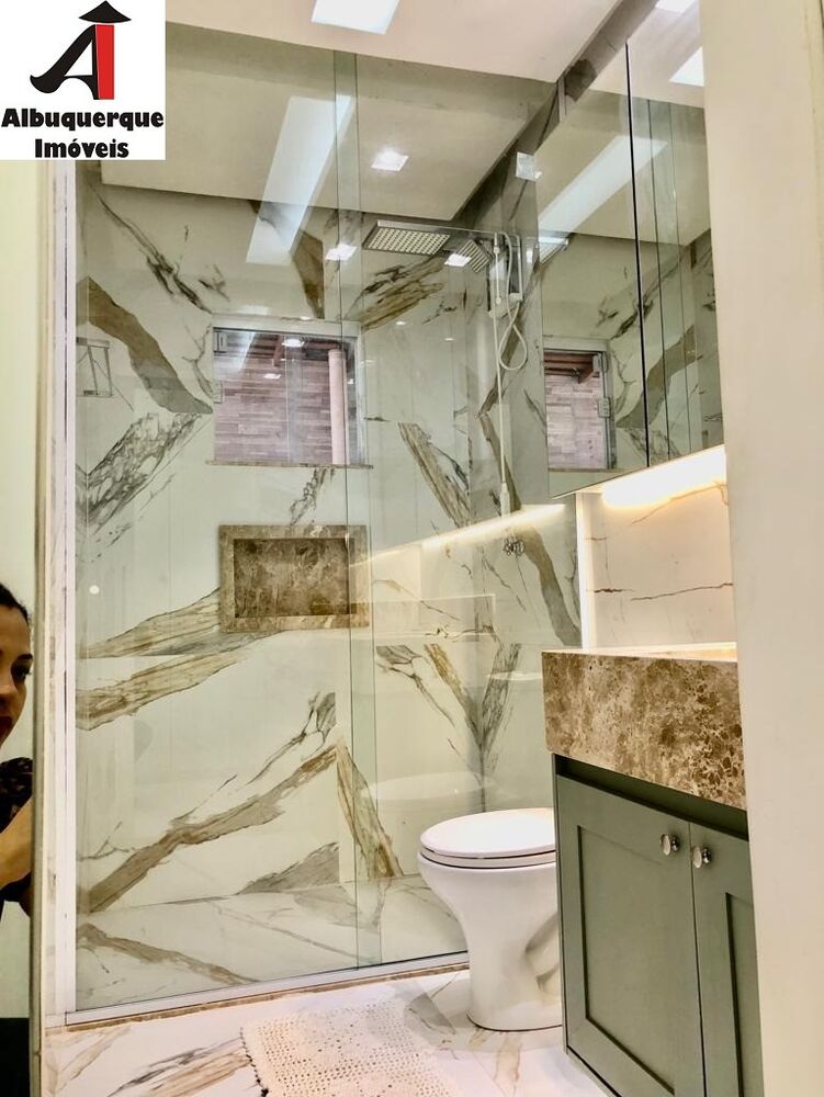 Casa à venda com 3 quartos, 300m² - Foto 1