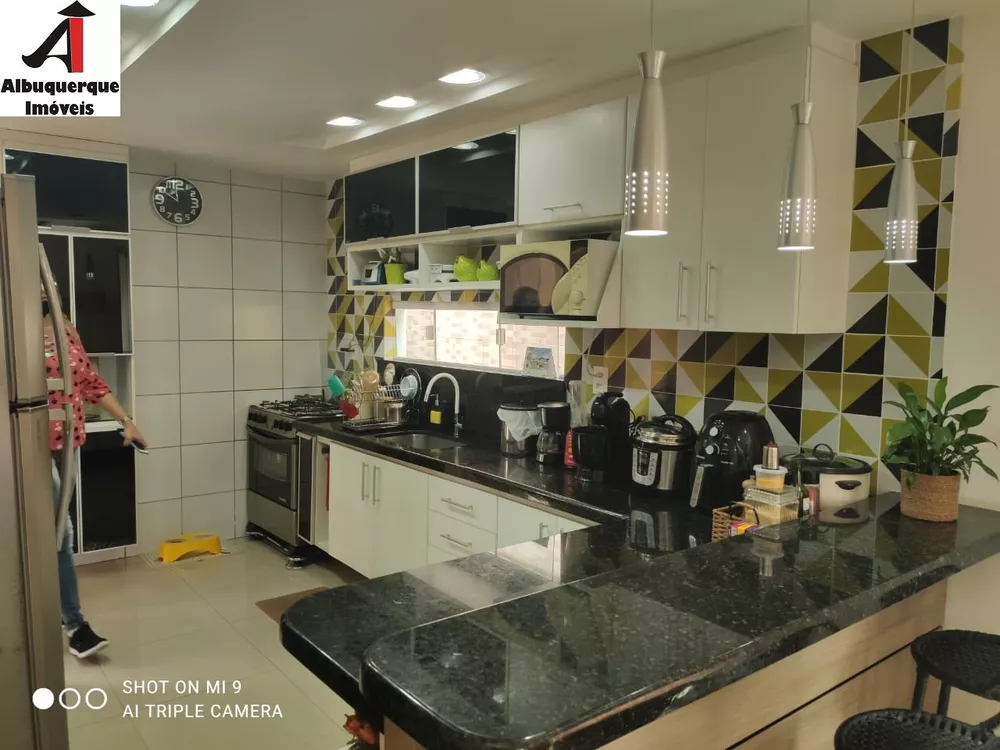 Casa à venda com 5 quartos, 300m² - Foto 1