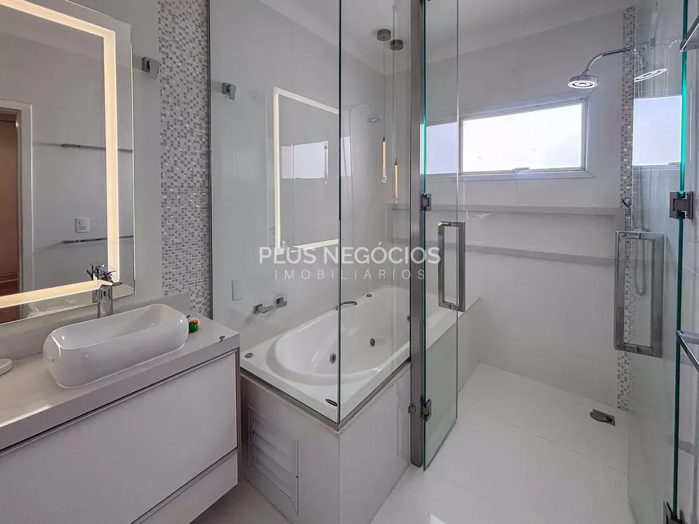 Casa, 6 quartos, 244 m² - Foto 1