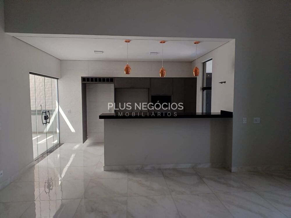 Casa à venda e aluguel com 3 quartos, 181m² - Foto 1