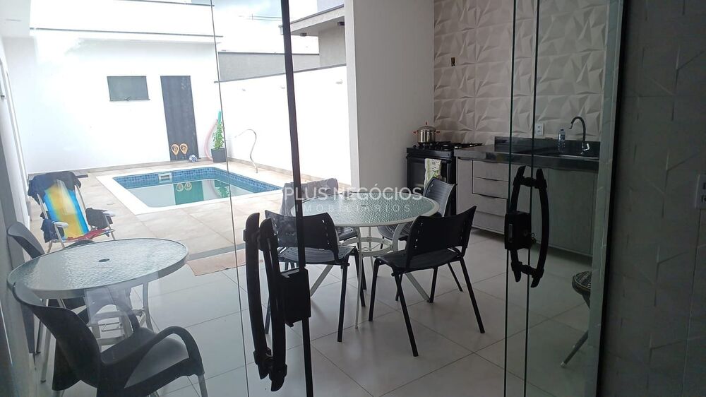 Casa à venda e aluguel com 3 quartos, 181m² - Foto 2