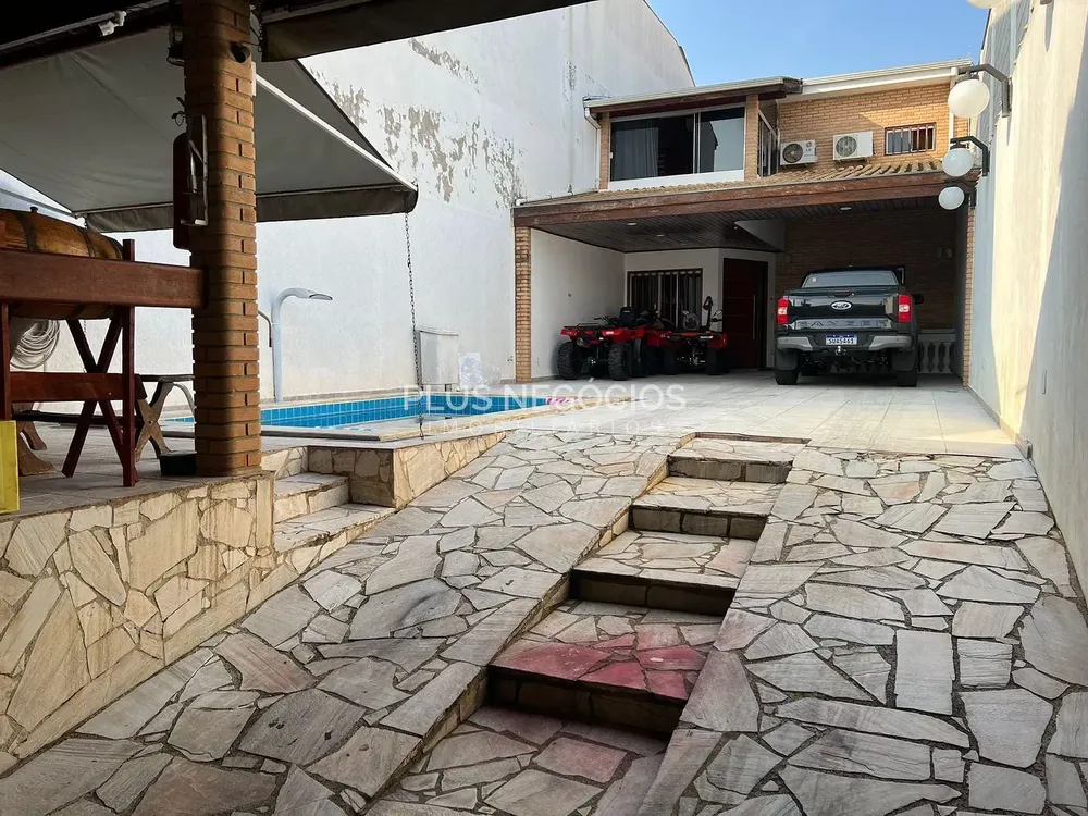 Casa, 3 quartos, 245 m² - Foto 1