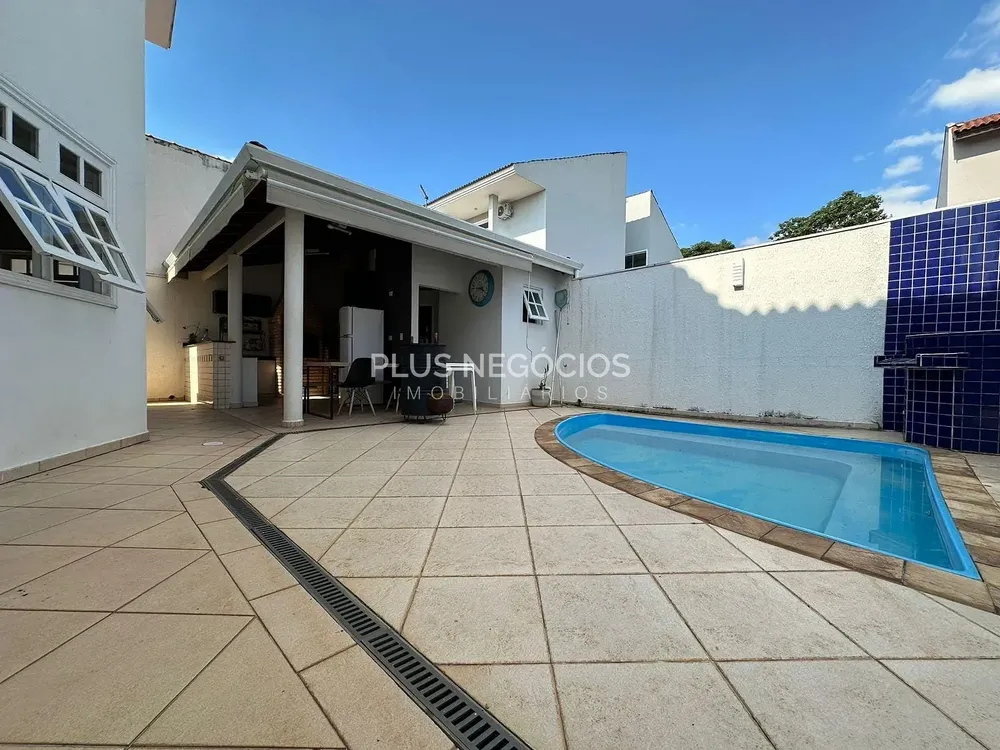 Sobrado, 3 quartos, 223 m² - Foto 1